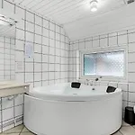 6 Bedroom Stunning In *